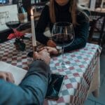 Kreatywne techniki flirtu i zabawa konwencją podczas randki
