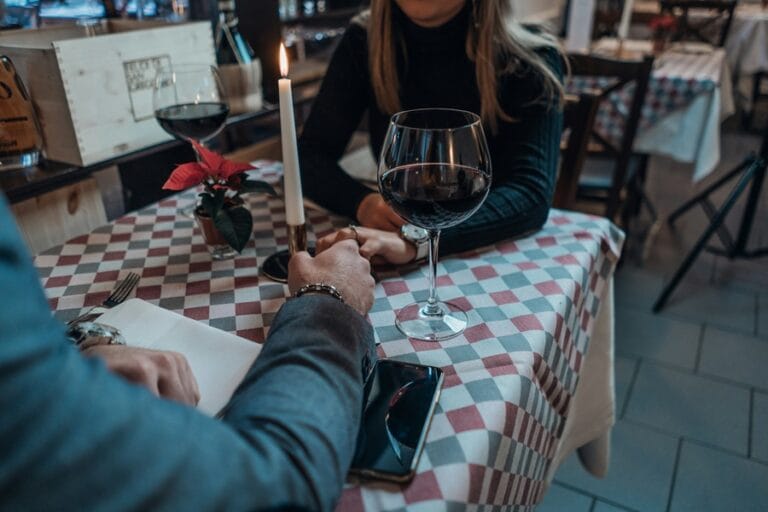 Kreatywne techniki flirtu i zabawa konwencją podczas randki
