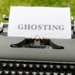 Maszyna do pisania z napisem ghosting symbolizująca nagłe zerwanie kontaktu