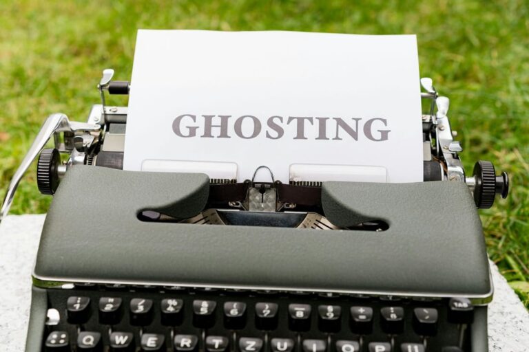 Maszyna do pisania z napisem ghosting symbolizująca nagłe zerwanie kontaktu