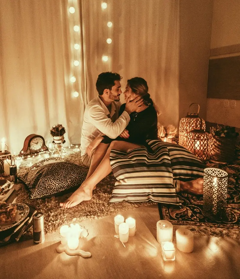 Czułe objęcia w półmroku – bliskość, która nie potrzebuje słów.